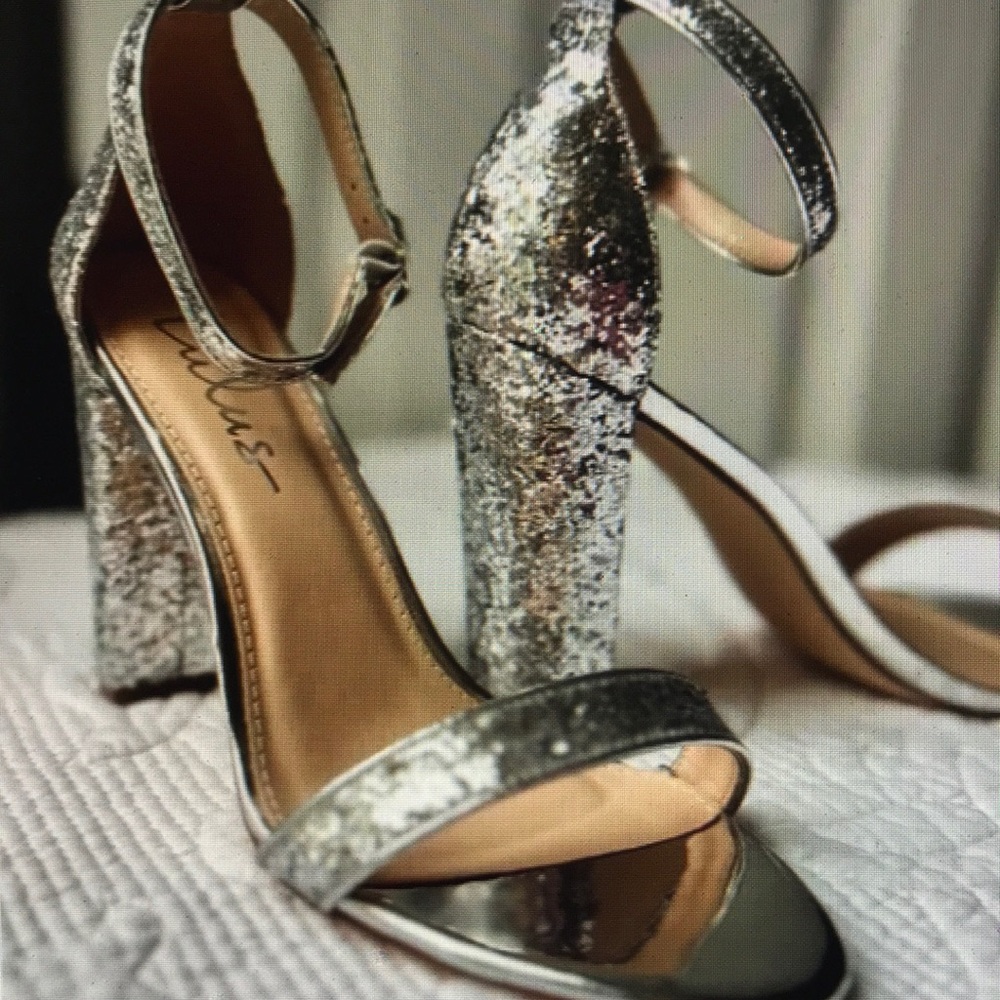 Lulus silver glitter heel